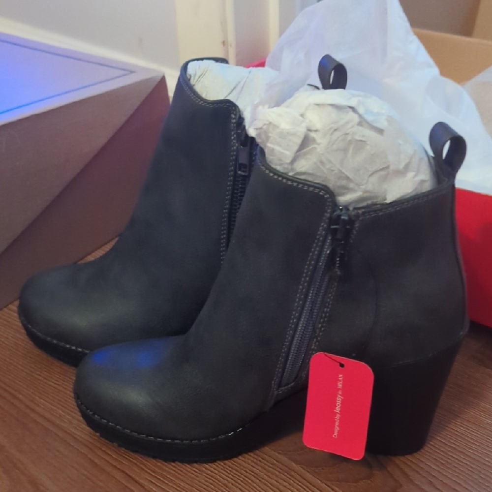 Stylish Women's Gray Ankle Boots